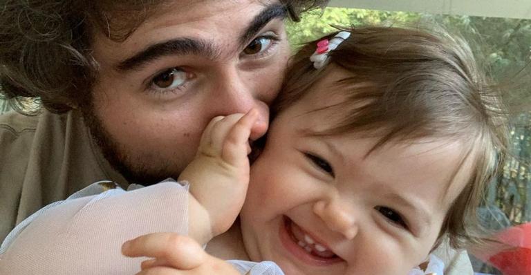 Rafa Vitti posa com Clara Maria em momento de carinho e se derrete: ”Colo é abraço”