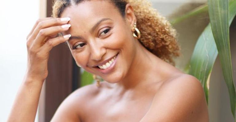 Sheron Menezzes arrasa no carão ao posar para lindo clique: ”De olho no fim de semana”