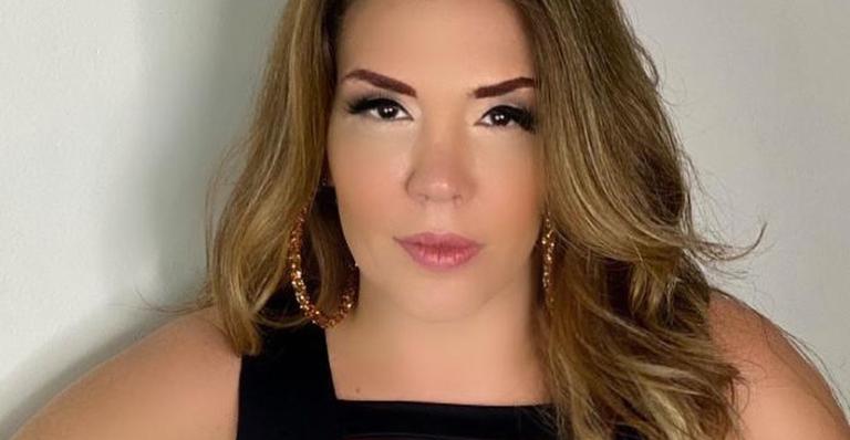 Simony arranca suspiros da web ao posar com look preto arrasador: ”Tão linda!”