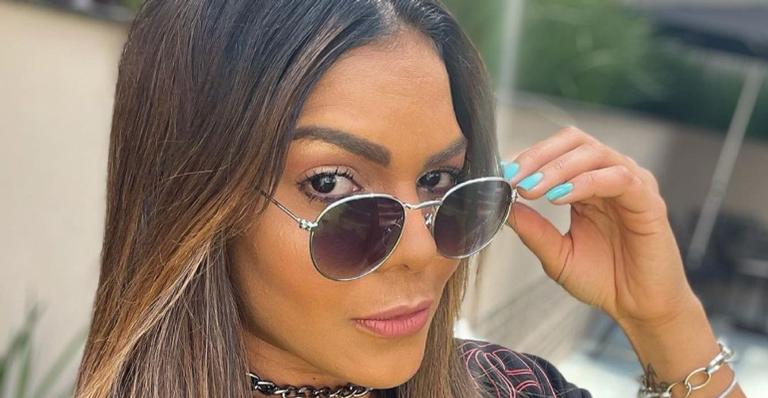 De costas, Tays Reis posa com micro short jeans e ostenta bumbum turbinado: ”Que mulher é essa?”