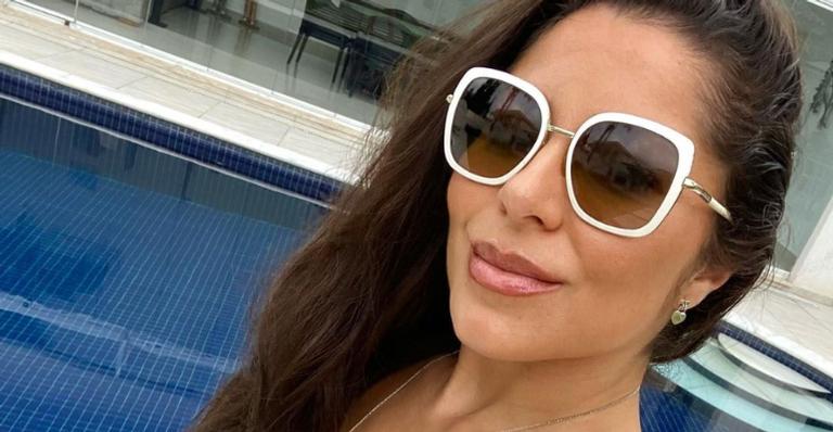 Andressa Ferreira curte piscina em cima de boia de flamingo e fãs elogiam: ”Perfeita demais!”