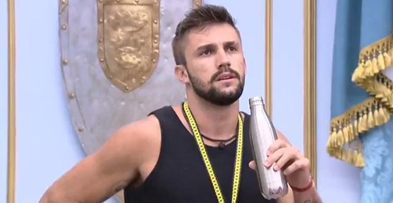 BBB21: Arthur observa Camilla e questiona se ela imunizaria sister: ”É sério?”