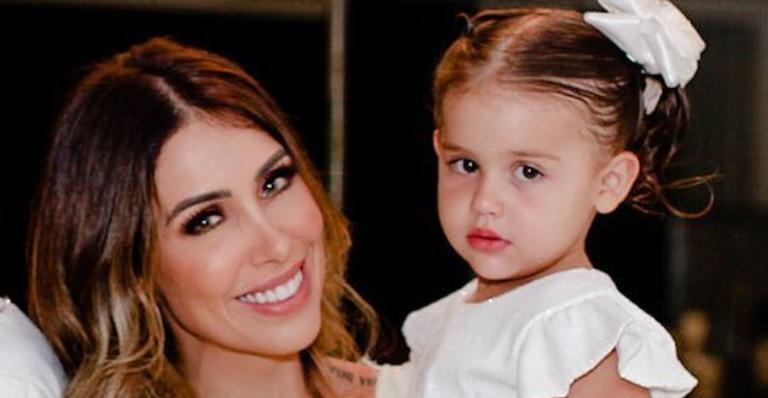 Bella Falconi se derrete ao postar clique da filha de maiô na piscina: ”Amo um buchinho”