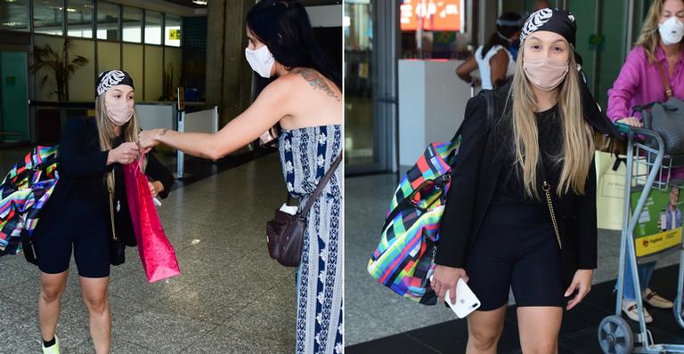 Carla Diaz esbanja simpatia ao ser flagrada em aeroporto