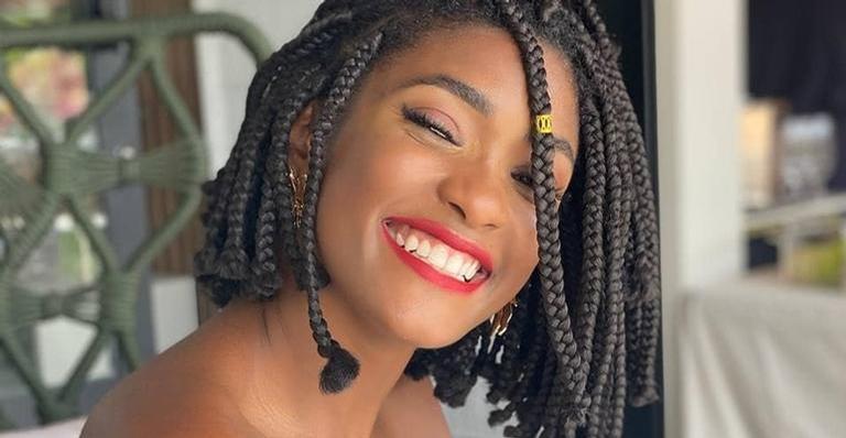 Erika Januza mostra plantas que tem em casa e encanta web
