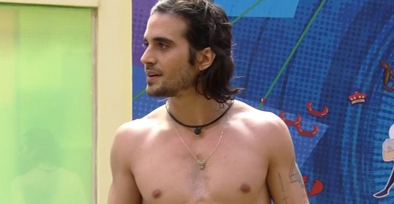 BBB21: Fiuk vê sister na academia e solta cantada: ”Estou te olhando porque você está uma gatinha”