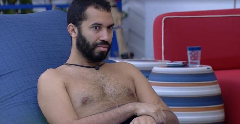 BBB21: Gil choca ao revelar que percebeu artista fazendo sinal para Pocah durante festa