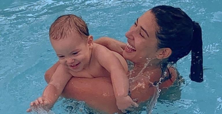 Giselle Itié encanta ao mostrar o filho, Pedro Luna, em sua primeira prática de yoga