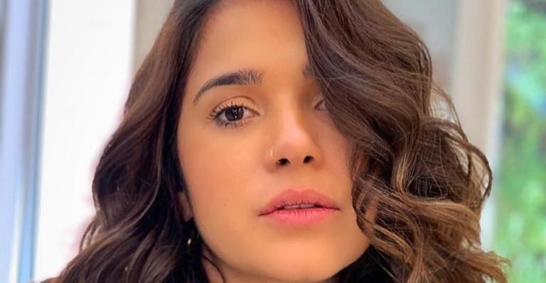Gizelly Bicalho posa com maiô cavado e recortado e para tudo com curvas esculturais: ”Que corpo!”