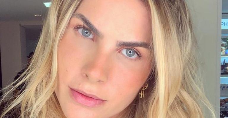 Julia Faria posa de biquíni e fãs se derretem pela barriguinha de grávida: ”Coisa linda”