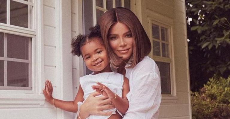 Khloé Kardashian posa no espelho com a filha e encanta web: ”Bebê rainha”