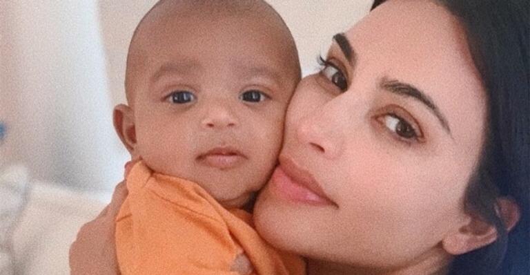 Kim Kardashian arranca suspiros dos fãs com clique de Psalm com cachorrinho: ”Fofura”