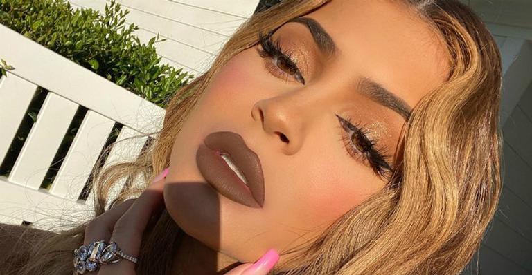 Kylie Jenner surge com look vermelho transparente e agita web: ”Cereja no topo”