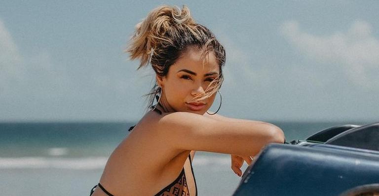 Lexa posa de costas com biquíni fio dental e para tudo com corpão escultural: ”Que bumbum é esse?”