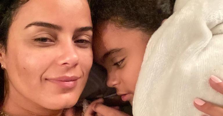 Luciele Di Camargo se derrete ao flagrar a filha cantando: ”E assim ela estuda”
