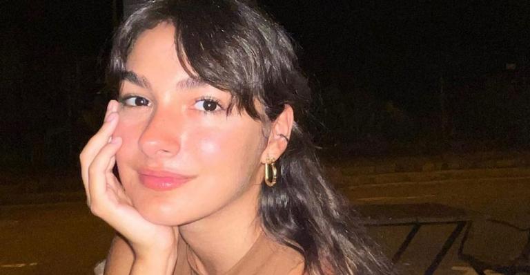 Marina Moschen recebe elogios da web ao surgir relaxando em alto mar: ”Perfeição”
