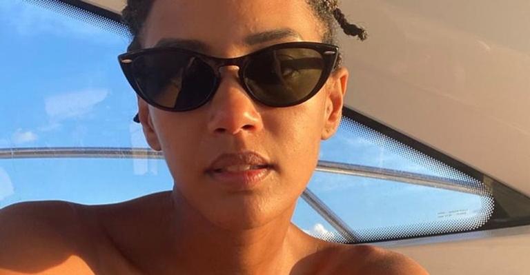 De maiô, Taís Araujo curte sol e empina bumbum em clique: ”Joga quem tem”