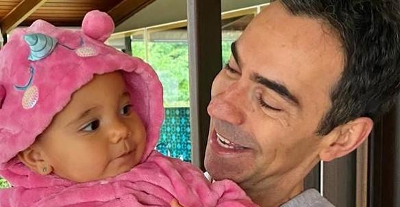 Cesar Tralli começa o dia postando registro perfeito de Manu abraçando uma gatinha