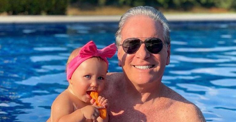 Roberto Justus encanta ao compartilhar clique fofo com a filha: ”Levando a Vicky para passear”