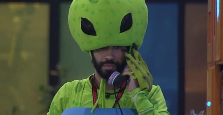 BBB21: Gilberto atende Big Fone e coloca pulseira branca em Sarah