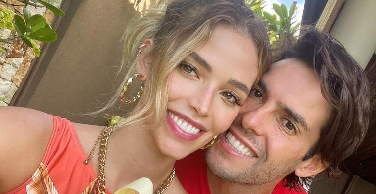 Carol Dias e Kaká surgem juntinhos em registro romântico na praia