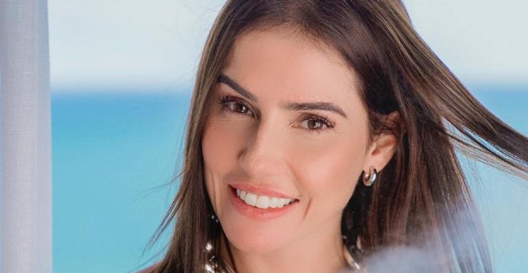 Aos 41 anos, Deborah Secco posa de biquíni e impressiona a web: ”Deusa”