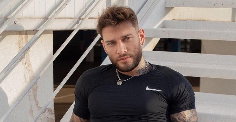 Lucas Lucco derrete a web com foto deitado ao lado do recém-nascido: ”Preguicinha”