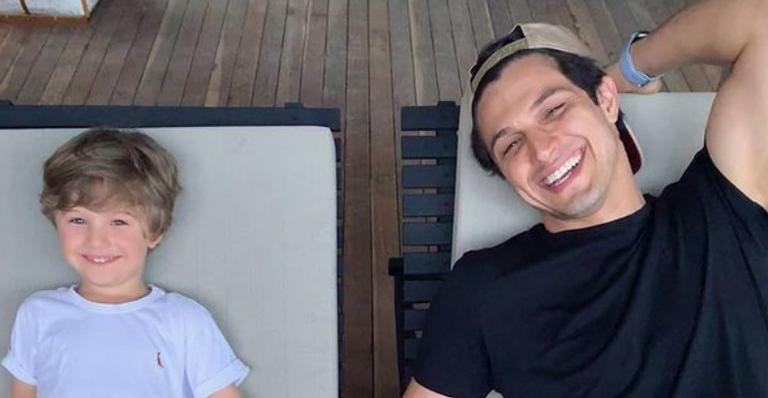 Romulo Estrela celebra Dia Mundial do Teatro com vídeo fofo com Theo: ”Lugar mágico, sagrado”