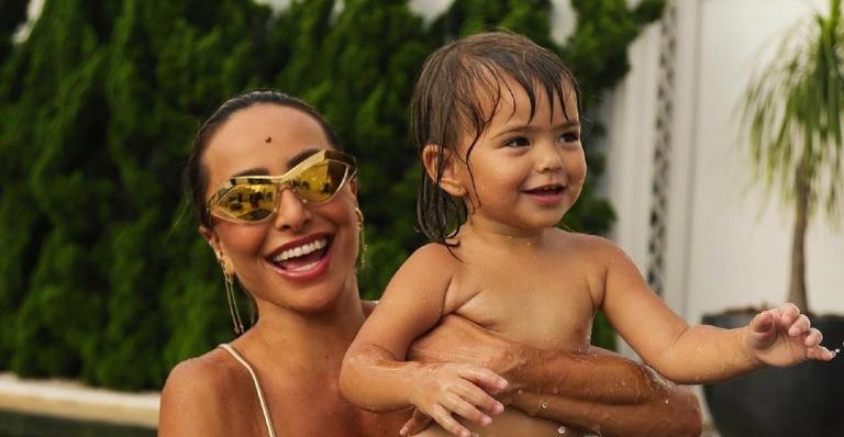 Sabrina Sato posta vídeo hilário de Zoe imitando seu bordão e brinca: ”E agora, parecidas?”