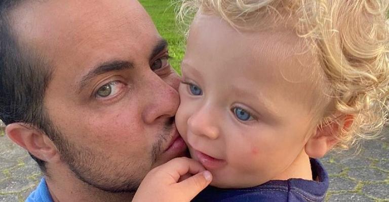 Thammy Miranda flagra o filho posando de chupeta e se derrete: ”Amor da minha vida!”