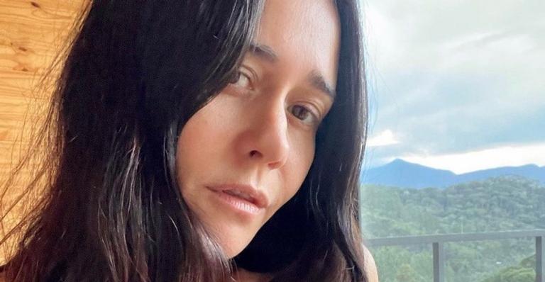 De biquíni vermelho, Alessandra Negrini exibe beleza natural em clique: ”Cuidem-se”