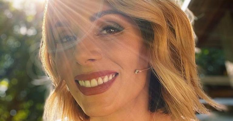 Ana Furtado desfila com look de tirar o fôlego e fãs elogiam: ”Maravilhosa!”