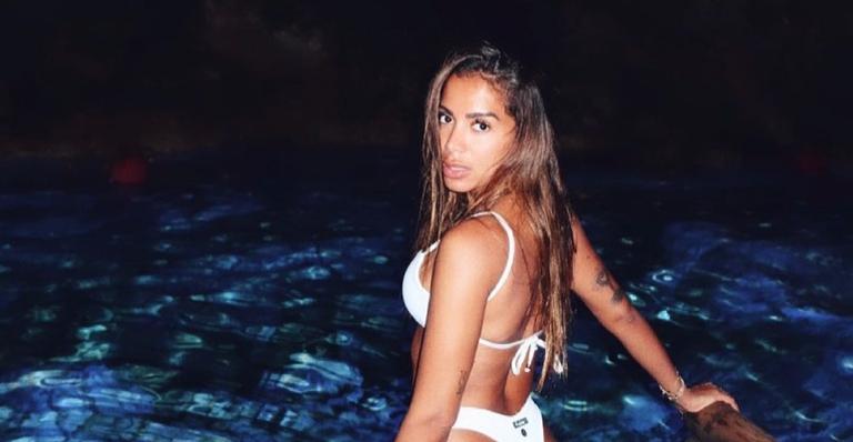 De maiô branco, Anitta exibe marquinha e arranca suspiros da web: ”Aumentou o calor!”
