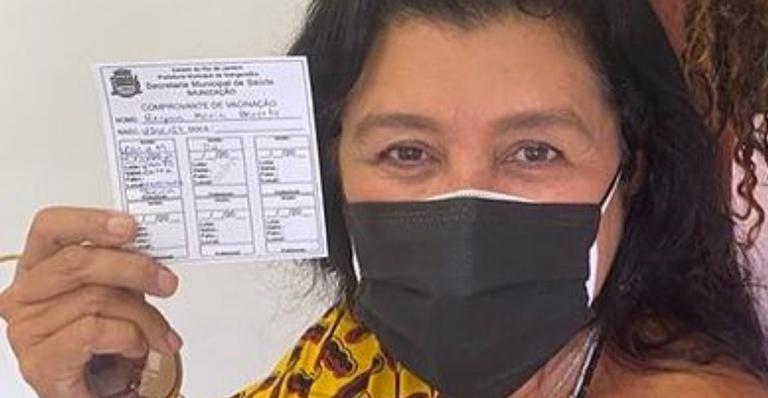 Aos 67 anos, Regina Casé é vacinada contra a Covid-19: ”Viva a bela ciência”