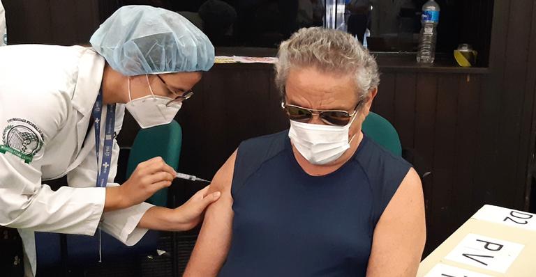 Aos 71 anos, Zé Ramalho é vacinado contra a Covid-19