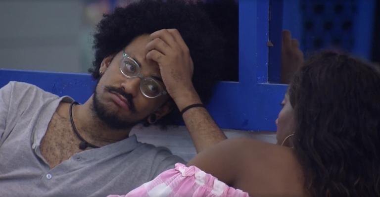 BBB21: Após formação do paredão, Camilla alerta João Luiz: ”Você já está escolhendo um lado!”