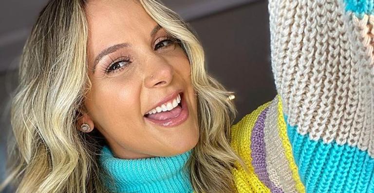 Carla Perez compartilha registros belíssimos na praia: ”Amar e agradecer”