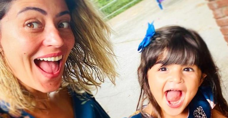 Carol Castro posa agarradinha com a filha e fãs se derretem: ”Lindas”