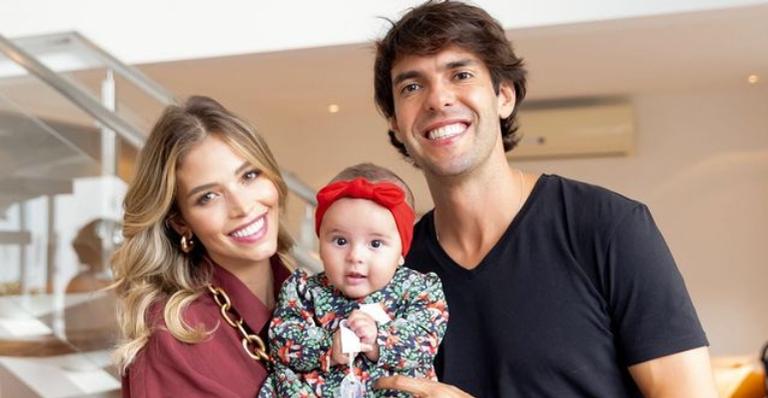 Carol Dias reúne cliques fofíssimo de sua filha, Esther: ”Tempo, passa devagar!”