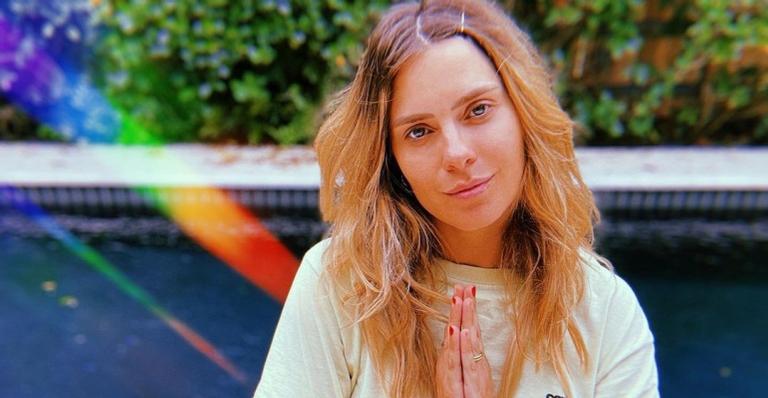 Carolina Dieckmann dá show de beleza em clique com flores em seu cabelo: ”Resistir, sempre”