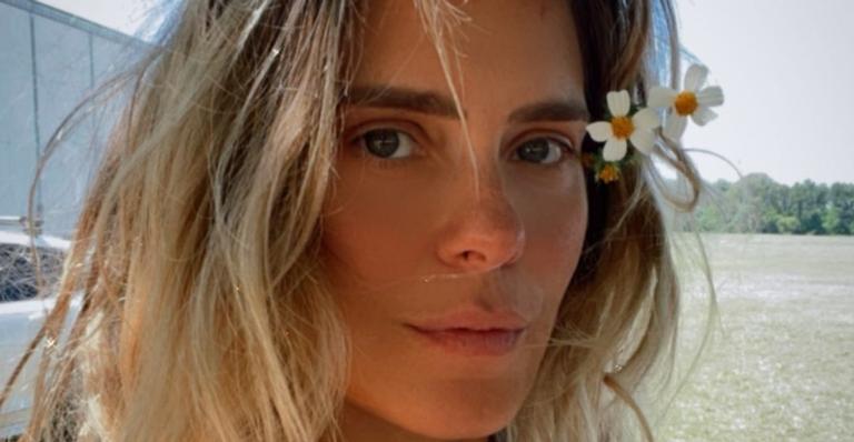 Carolina Dieckmann posa com maiô recortado fio dental e exibe corpaço: ”Parece uma menininha”