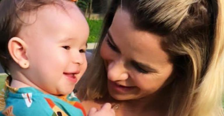 Dany Bananinha aproveita dia na piscina com a filha, Lara, e divide cliques na web