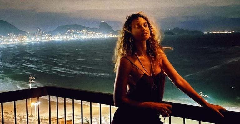 Débora Nascimento aparece admirando a lua em vídeo belíssimo: ”Da lua ou do oceano”