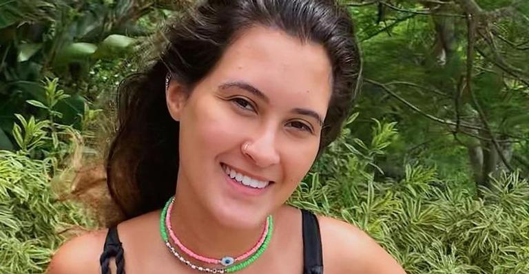 Filha gata de Fátima Bernardes posa molhada de biquíni e ostenta corpão com curvas: ”Sereia”