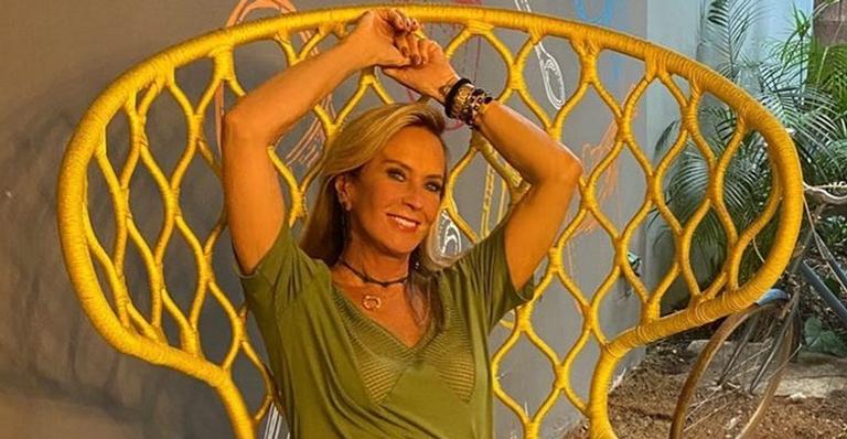 Aos 75 anos, Helô Pinheiro posa de maiô e ostenta ótima forma: ”Verdadeira musa”