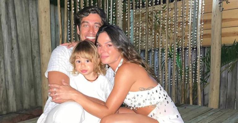 Isis Valverde curte rancho com o marido e filho e encanta com cliques apaixonantes