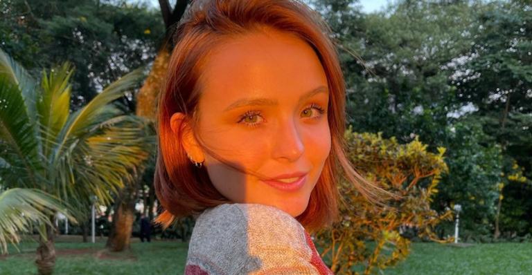 Larissa Manoela esbanja beleza ao posar com look estiloso em ensaio fotográfico