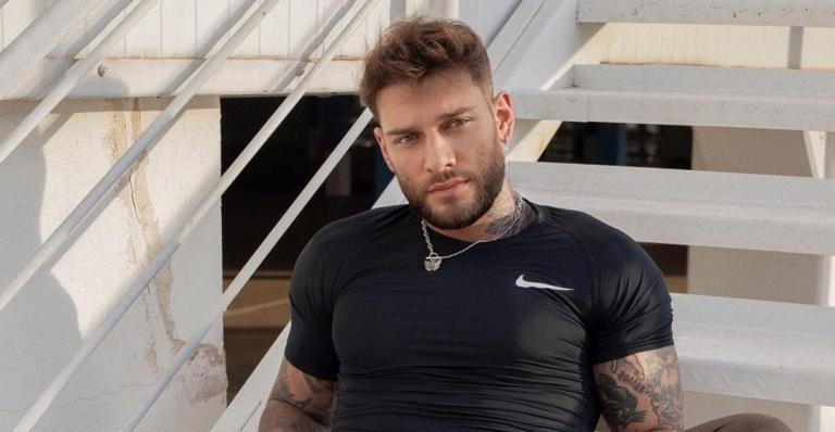 Lucas Lucco exibe boa forma em clique pós-treino e brinca: “Selfie de pai”