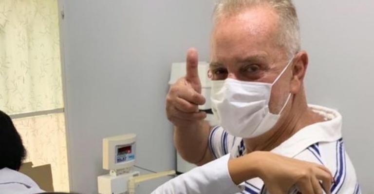 Luiz Fernando Guimarães recebe primeira dose da vacina contra a Covid-19: ”Um dia de esperança”