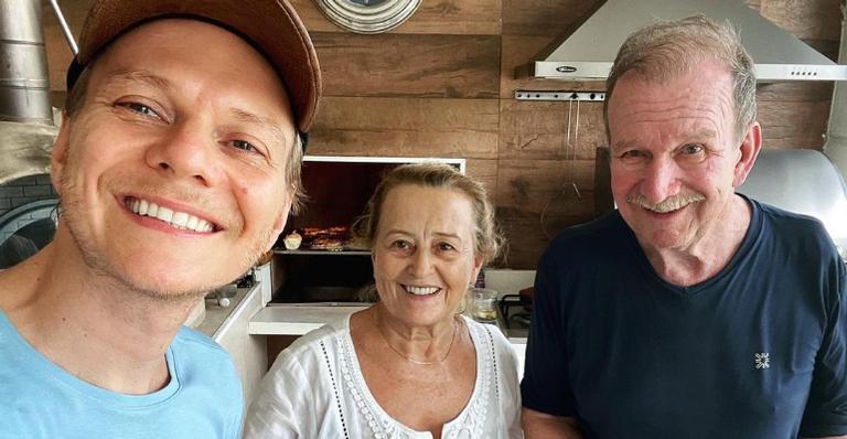 Michel Teló celebra a vacinação do pai, Aldo: ”Esperamos muito por esse momento”
